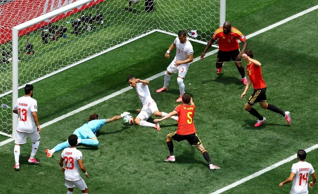 Pha cứu thua định mệnh: Iran cầm hòa Bỉ nhờ phản xạ siêu phàm của Beiranvand - hình ảnh - playgg88.vip