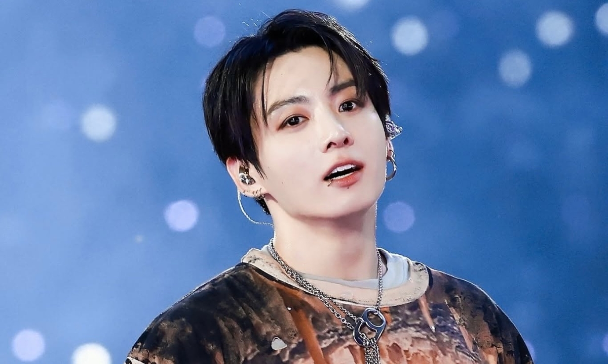 Jungkook diện mốt quần rách của nhà thiết kế Việt trên sân khấu quốc tế - hình ảnh - playgg88.vip