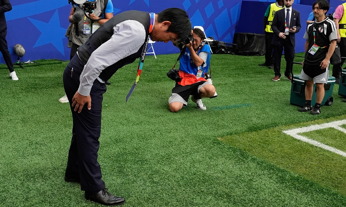 HLV Nhật Bản cúi đầu tri ân khán giả ở World Cup 2026 - hình ảnh - playgg88.vip