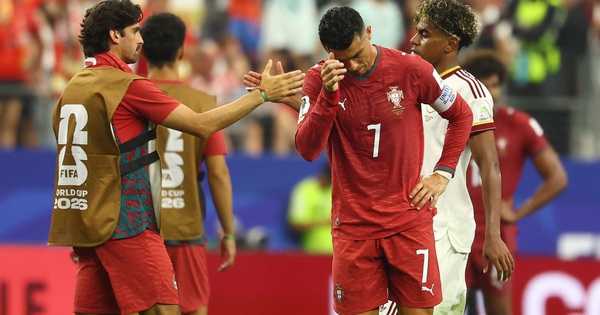 Ibrahimovic chê HLV Martinez không dám hy sinh Ronaldo, khiến Bồ Đào Nha bị loại cay đắng - hình ảnh - playgg88.vip Ibrahimovic chê HLV Martinez không dám hy sinh Ronaldo, khiến Bồ Đào Nha bị loại cay đắng - hình ảnh - playgg88.vip
