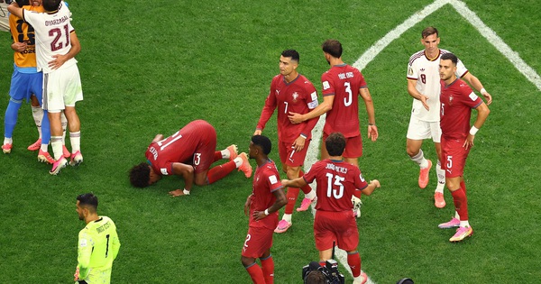 HLV Tây Ban Nha gây sốt với khoảnh khắc ôm Ronaldo: ‘Tôi ngưỡng mộ giá trị anh ấy…’ - hình ảnh - playgg88.vip
