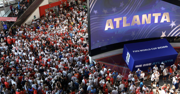 Cơn sốt vòng tay ‘huyền thoại’ tại World Cup 2026: Món quà miễn phí khiến triệu fan cuồng nhiệt - hình ảnh - playgg88.vip
