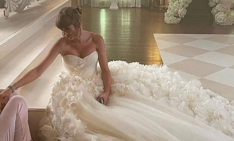 Taylor Swift diện đầm cưới Dior trong hôn lễ – Cập nhật tin tức giải trí hot - hình ảnh - playgg88.vip